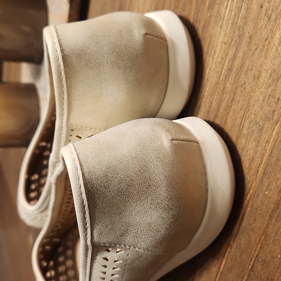 Cliffs By White Mountain Cut-Out Flats, Size 10M - Picture 5 of 9